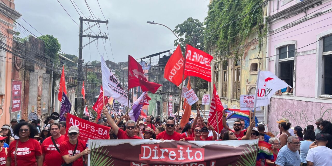 Professores/as das Universidades Estaduais da Bahia denunciam no cortejo 2 de Julho a fila de promoções docentes retidas nas instituições