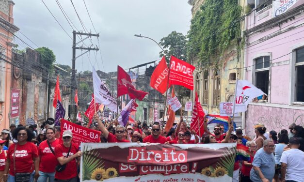 Professores/as das Universidades Estaduais da Bahia denunciam no cortejo 2 de Julho a fila de promoções docentes retidas nas instituições