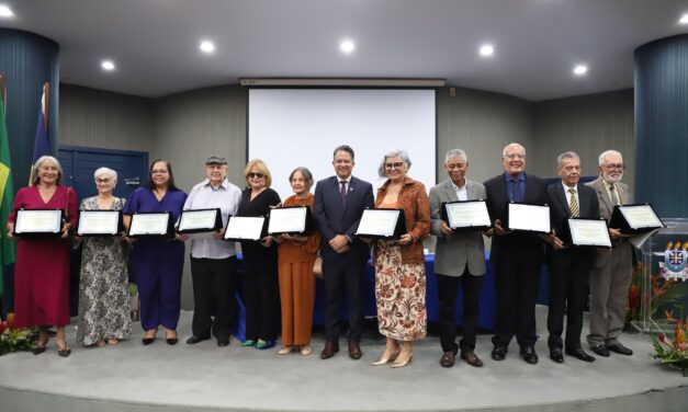 ADUSC celebra reconhecimento a docentes e servidores aposentados da UESC
