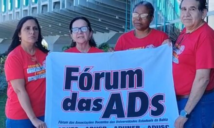 Após mais de 18 horas de ato, docentes das universidades estaduais recebem promessa de reunião com o governo
